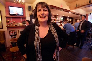 Karen Murphy dans son Pub